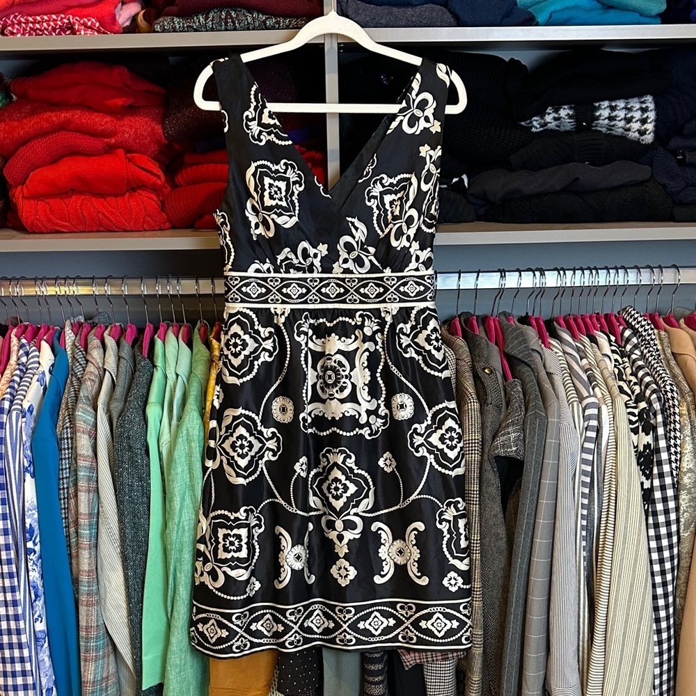 WHBM black/white print sleeveless v neck side zipper closure satin dress size 0